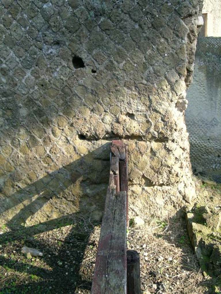 Ins Or II, 11, Herculaneum. December 2004. Detail of north wall at east end.
Photo courtesy of Nicolas Monteix.
